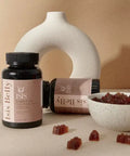 Gummies Confort Cycle de Isis Superfood, complément alimentaire pour le confort menstruel, présentés en bouteille avec étiquettes colorées.