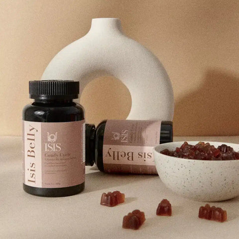 Gummies Confort Cycle de Isis Superfood, complément alimentaire pour le confort menstruel, présentés en bouteille avec étiquettes colorées.