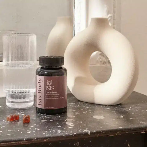 Complément alimentaire Love Boost Isis Superfood pour stimuler la libido, avec des ingrédients naturels visibles dans le flacon.