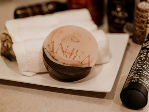 Savon Anjea La Caresse Maman et Bébé, savon bain et douche de 100 g, texture douce et hydratante pour peau délicate