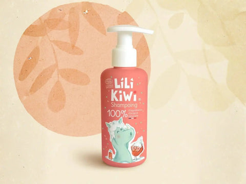 Shampoing doux pour bébé LiliKiwi, sans piquer les yeux, bouteille avec étiquette colorée et bouchon blanc, pour cheveux fragiles.