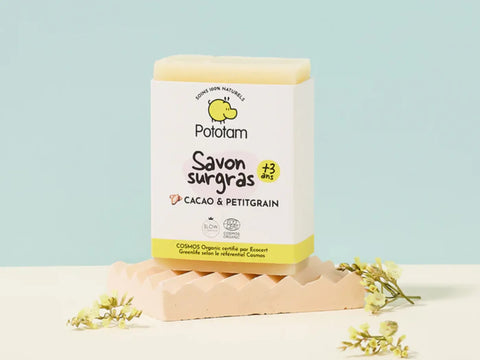 Savon surgras Pototam au cacao et petitgrain, adapté aux peaux sèches dès 3 ans, pour bain et douche.