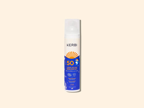 Crème solaire SPF50 pour bébé et enfant Kerbi, tube blanc avec logo, adaptée à la peau sensible des jeunes enfants.