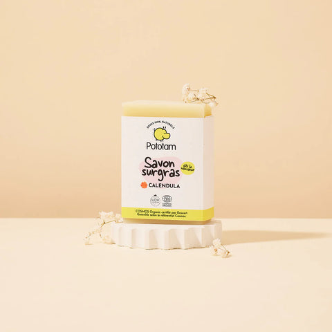 Coffret Trésors Pototam pour bébé, comprenant des soins essentiels pour nouveau-né, avec des produits doux dans un emballage élégant.