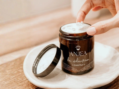 Crème Chantilly corps et bébé Anjea, texture légère et délicate pour visage et corps, dans un flacon élégant.