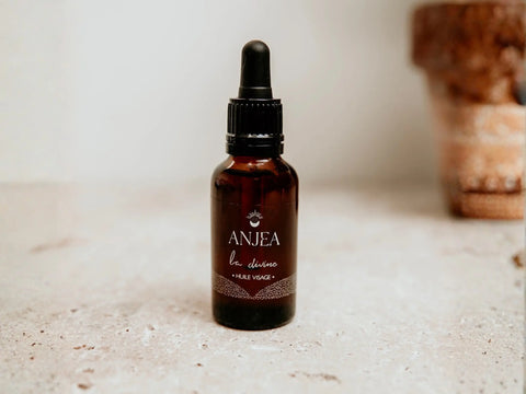 Huile visage et corps Anjea La Divine Éclat visage, bouteille avec pipette, texture huile lumineuse pour la peau.