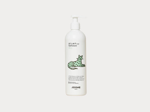Lait hydratant Joone 400 ml pour visage et corps, bouteille blanche avec pompe, texture douce visible sur le produit