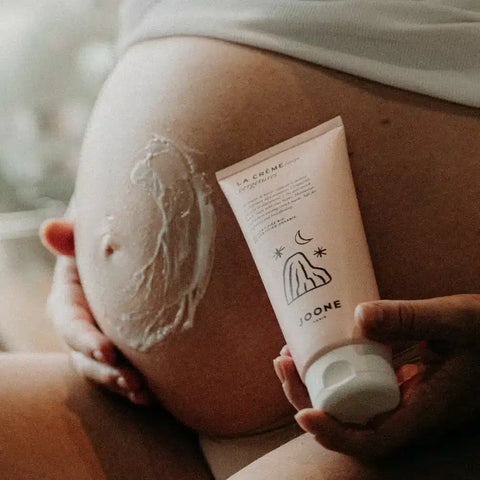 Crème vergetures Joone pour visage et corps, 200 ml, texture riche et hydratante visible dans le flacon blanc.