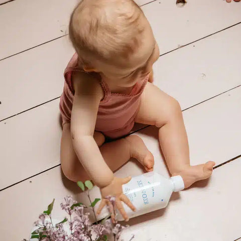 Mousse de bain Minois Paris pour visage et corps d'enfant, texture douce et légère, idéale pour la peau sensible.