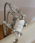 Mousse de bain Minois Paris pour visage et corps d'enfant, texture douce et onctueuse, dans un flacon blanc.
