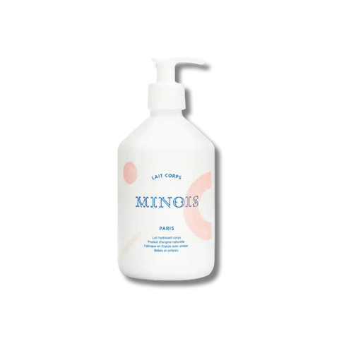 Lait pour le corps Minois Paris, hydratant, visage et corps, bouteille blanche avec pompe, texture douce et soyeuse visible.