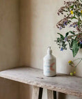 Lait pour le corps Minois Paris, hydratation douce pour visage et corps, texture onctueuse, appliqué sur peau de bébé.