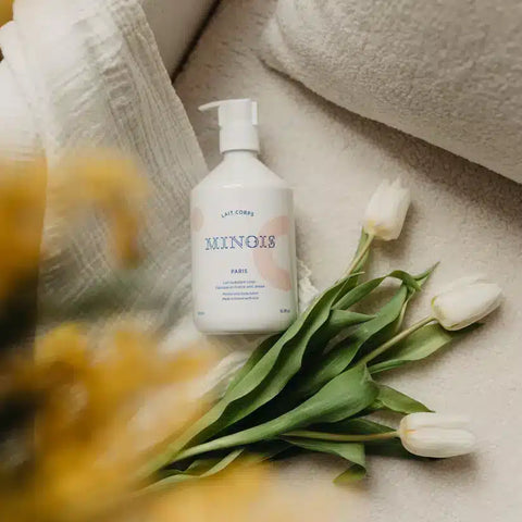 Lait pour le corps Minois Paris, hydratation douce pour visage et corps, flacon blanc avec pompe, texture onctueuse et apaisante.