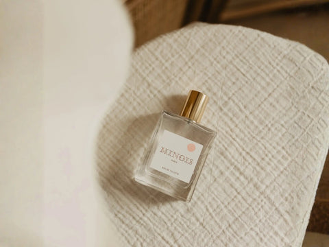 Parfum Eau de Toilette Minois Paris Senteur Délicate, flacon élégant avec parfum léger et floral visible sur l'image.