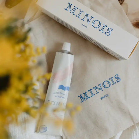 Soin démêlant Minois Paris pour démêlage et hydratation, flacon blanc avec pompe, adapté aux cheveux.