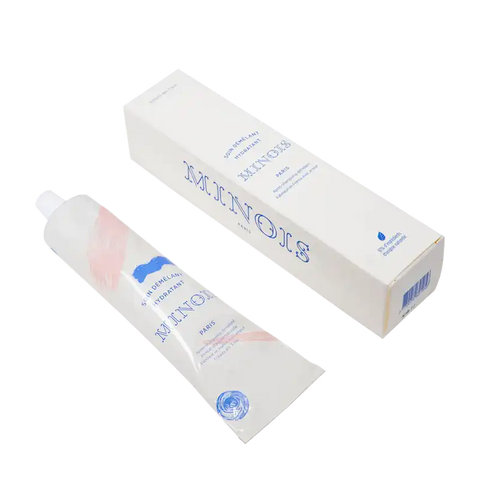 Soin démêlant Minois Paris pour cheveux, hydratation et démêlage doux, dans un flacon élégant, application visible.