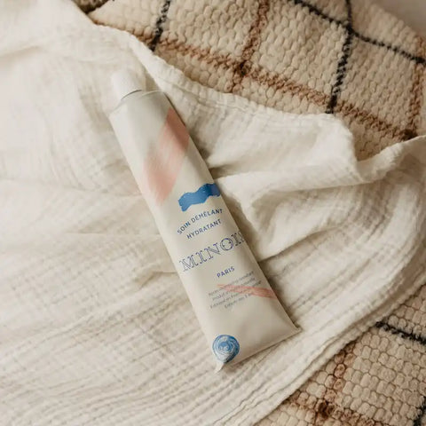 Flacon de soin démêlant Minois Paris pour démêlage et hydratation des cheveux, avec applicateur pratique.