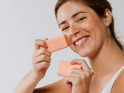 Stick solaire SPF 50 pour visage et lèvres Monjour, protection haute pour bébé dès 6 mois, format pratique et facile à appliquer.