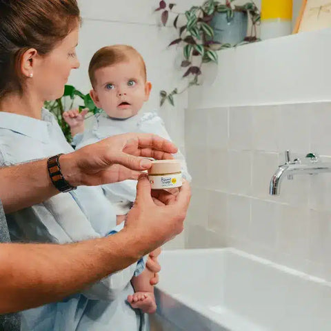 Baume visage bébé bio Pototam pour peau sèche et sensible, contenant crème nourrissante pour visage et corps de bébé.
