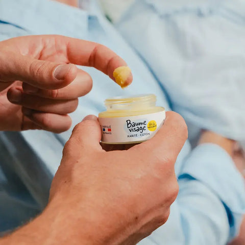 Baume visage bébé bio Pototam pour peau sèche et sensible, texture douce et hydratante, appliqué sur le visage et le corps.