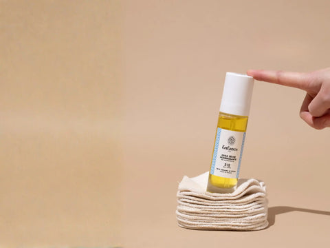 Huile sèche Enfance Paris pour visage et corps, nourrit et hydrate la peau des enfants de 3 à 12 ans, flacon élégant.