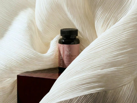 Complément alimentaire Isis Superfood Glow Boost, poudre éclat et beauté, contenant des ingrédients naturels pour la peau radieuse.