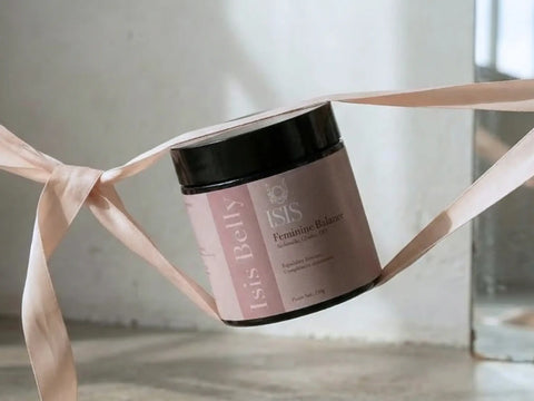 Complément alimentaire Feminine Balance Isis Superfood pour l'équilibre hormonal et le cycle féminin, en capsule.