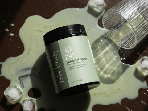 Poudre de matcha puissant d'Isis Superfood, complément alimentaire pour vitalité et concentration, dans un emballage vert.